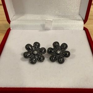 Vintage Gunmetal Daisy Flower Stud Earrings (Pierced)